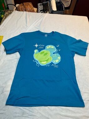 UT Graphic Tee with Green Mickey Island Print size small NEW WITH OUT TAGS